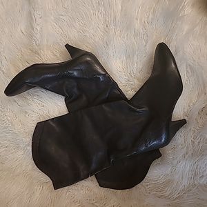 Gloria Vanderbilt. Leather black boots. Like new